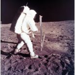 NASA : Mission Apollo 11. L'astronaute Buzz Aldrin réalise des prélèvements de [...]