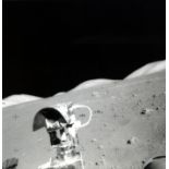 Nasa. Mission Apollo 17. Vue du paysage lunaire depuis le rover lunaire dont on [...]