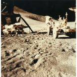 NASA. Apollo 15, 1971. Vue du module lunaire et du rover lunaire. Au premier plan de [...]