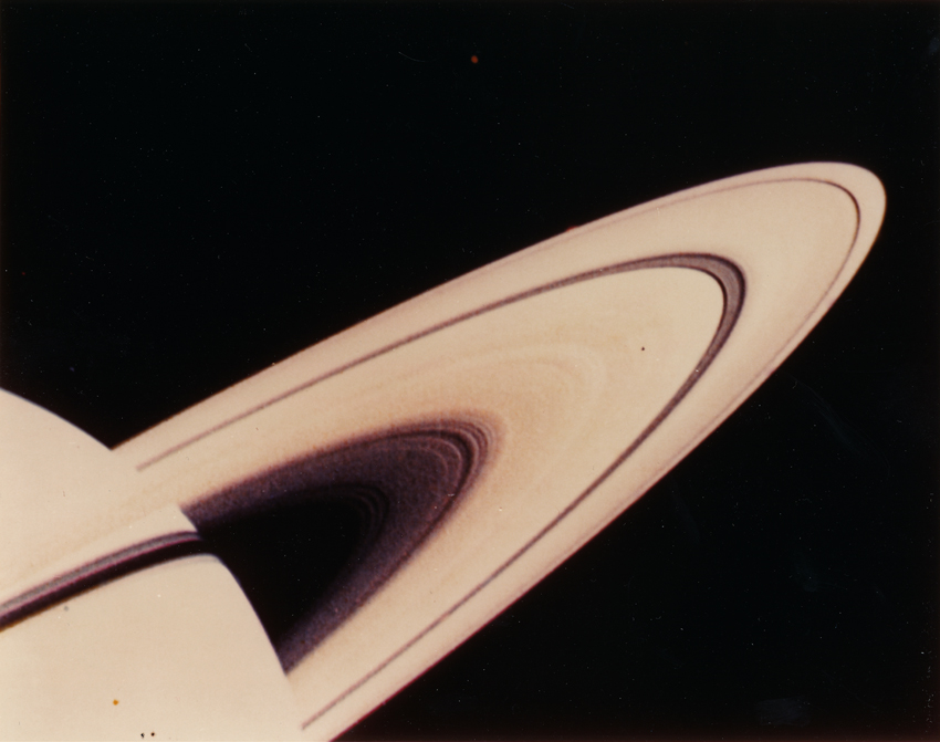 NASA : Sonde Voyager 1. Première vue rapprochée de la planète Saturne, 1979.Tirage [...]