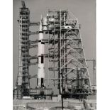 Nasa. Mission Apollo 16. Maintenue dans une cathédrale d'acier, la fusée Saturne V [...]