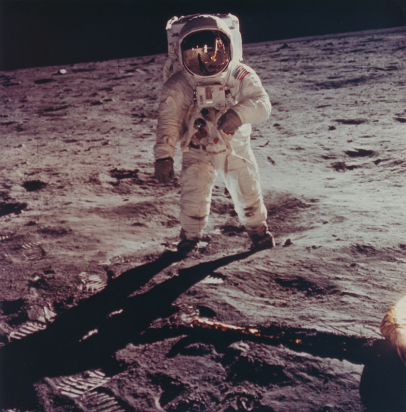 NASA : Mission Apollo 11. L'astronaute Buzz Aldrin debout sur le sol lunaire devant [...]