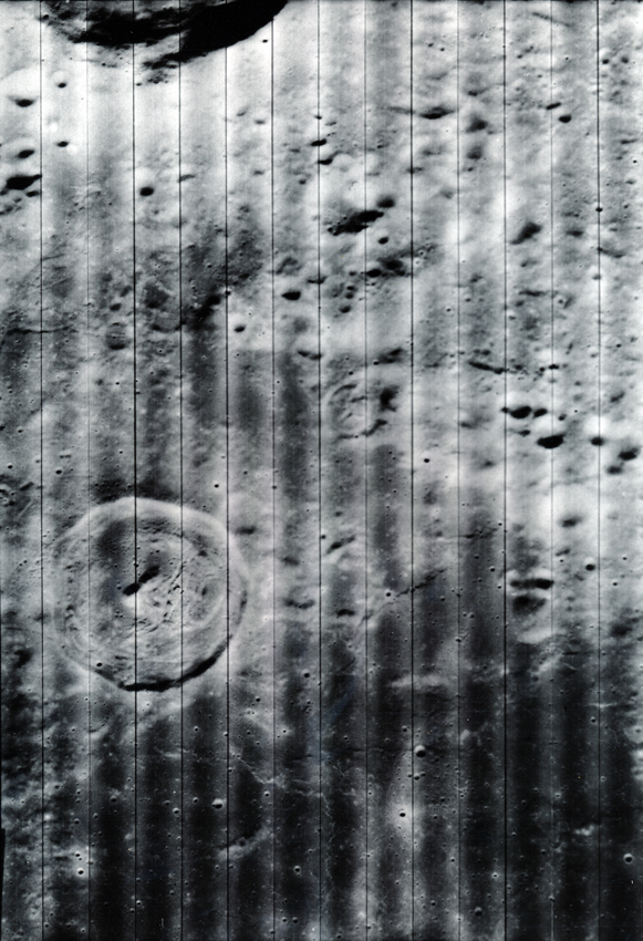 Nasa. Vue du sol lunaire. Sonde Lunar Orbiter. Le programme LUNAR ORBITER a eu pour [...]