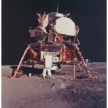 Nasa. Mission Apollo 11. L'astronaute Buzz Aldrin s'affaire dans l'armoire de [...]