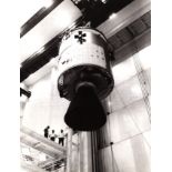 Nasa. Rare vue d'un module de commande Apollo avant son assemblage dans le fuselage [...]