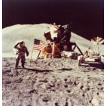 Apollo 16. L'astronaute John Young salue le drapeau américain. Tirage chromogénique [...]