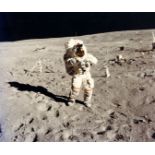 Apollo 16. L'astronaute John W. Young, commandant de la mission Apollo 16, se tient [...]