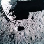 Nasa. Apollo 11. Photographie historique montrant le pied de l'astronaute Buzz Aldrin [...]