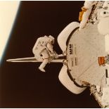 Nasa. L'astronaute Bruce McCandless réalise une sortie dans l'Espace muni de son MMU [...]