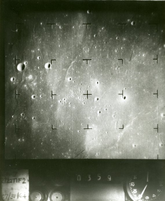NASA. Une des premières vue photographiques rapprochée de la Lune réalisée par le [...]