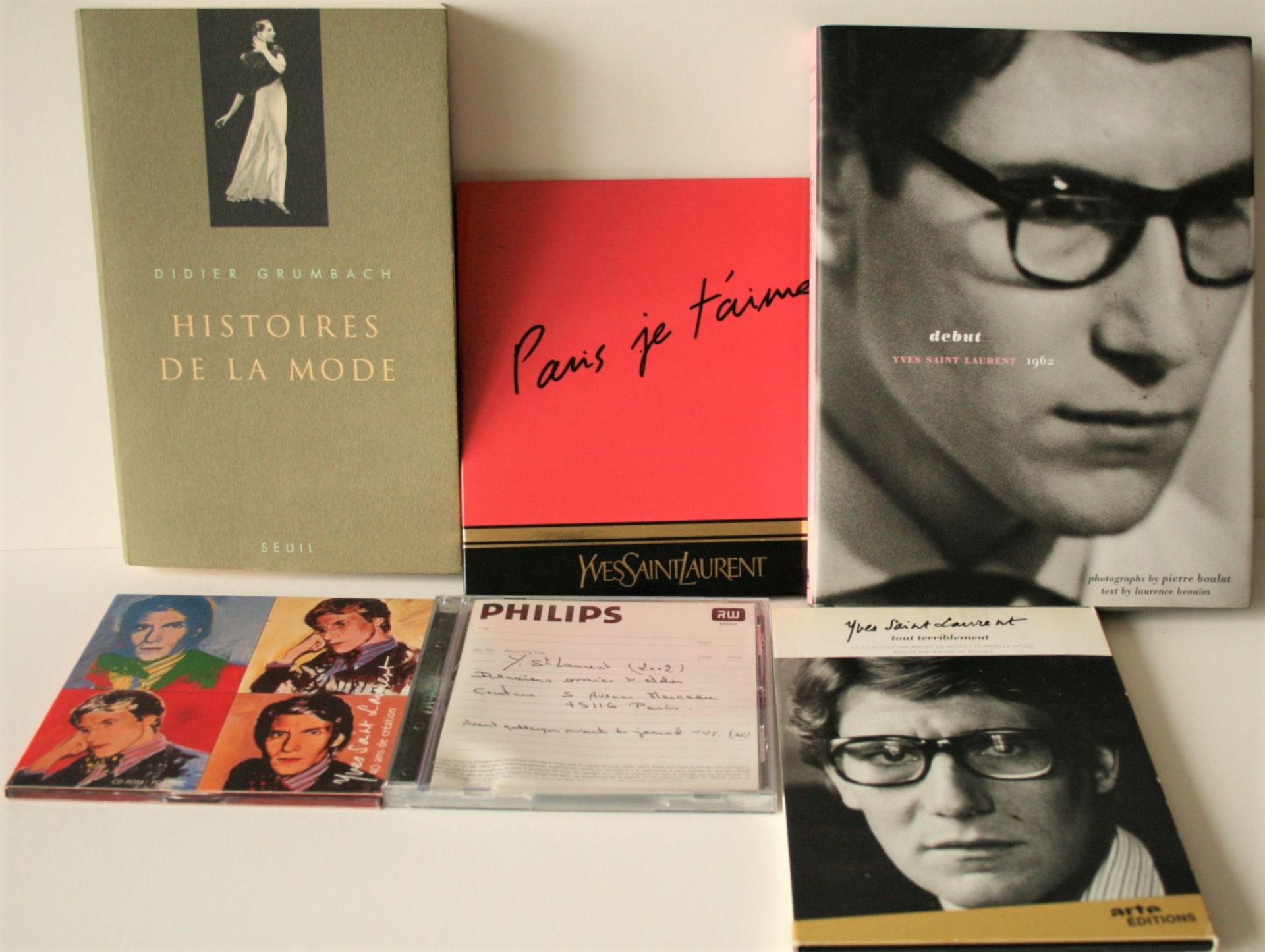 1. DEBUT, Yves Saint Laurent, 2002, Photographs by Pierre Boulat, 2. DVD : Yves [...]