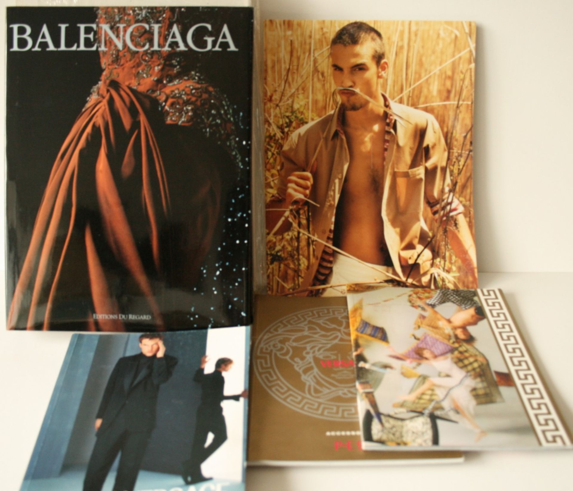 1. Marie-André JOUVE : BALENCIAGA, Editions du Regard, 1988, 2. Gianni VERSACE, [...]