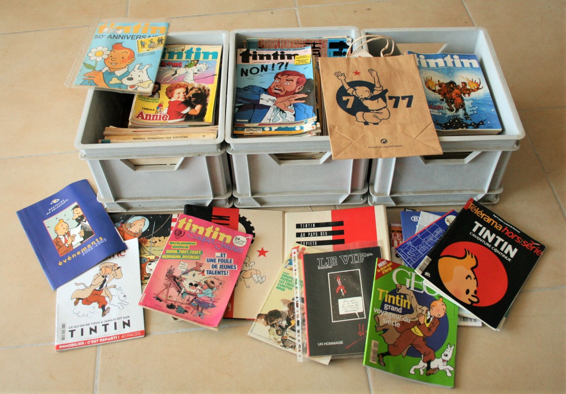 3 caisses du Journal de TINTIN des années 70 et 80 accompagnés de revues sur Hergé [...]