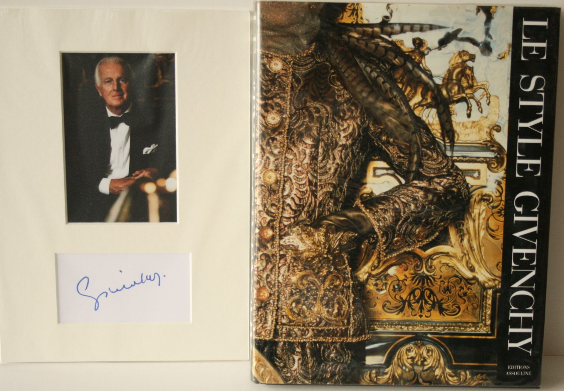 Photographie 12,5 x 7,5 cm et signature autographe de 2014 par Hubert de GIVENCHY, [...]