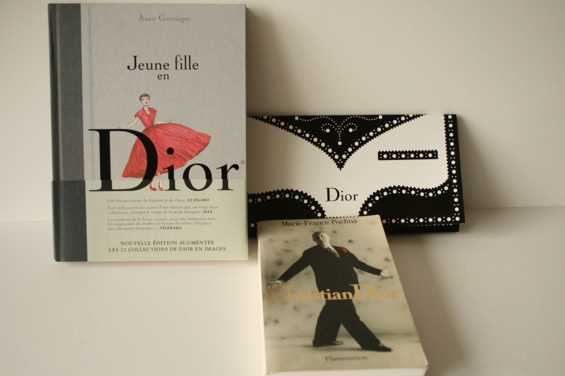 1. Marie-France POCHNA : Christian DIOR, Flammarion, 1994, 2. Coffret "Dior D'TRICK", [...]