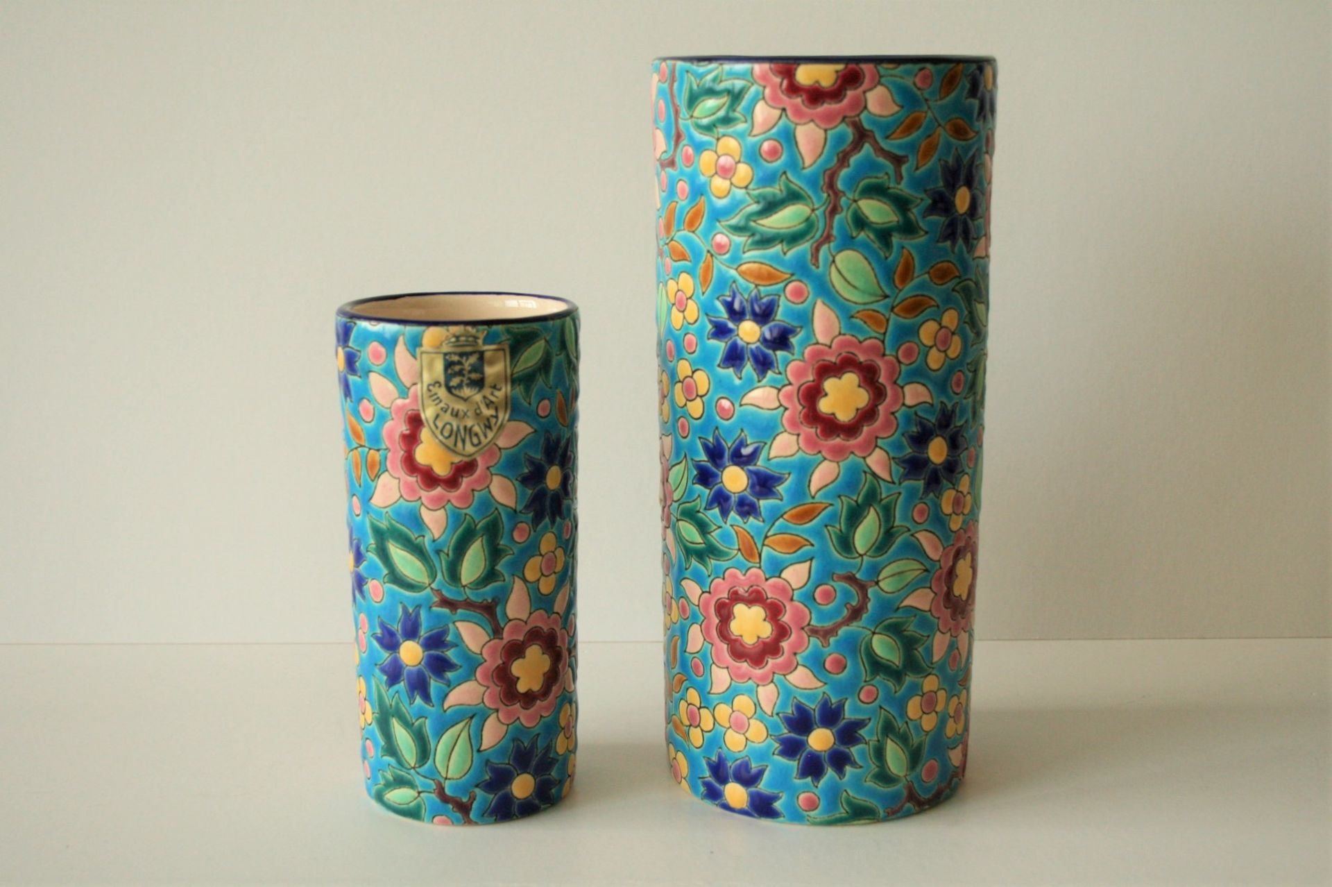 Paire de vases cylindriques en faïence de Longwy, années 60 - Hauteur : 20,5 et 14 [...]