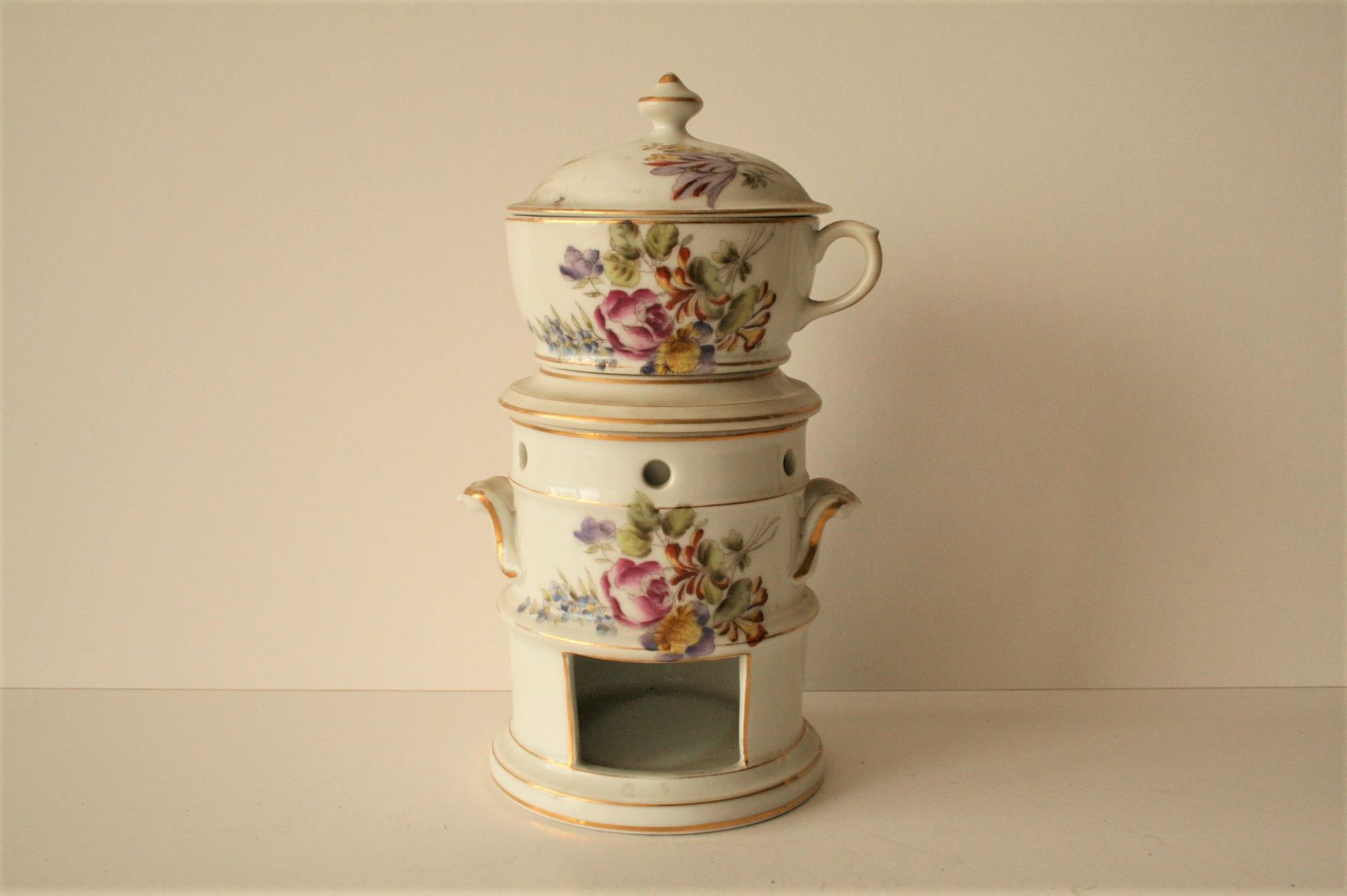 Tisanière ancienne en porcelaine à décor de fleurs, 3 pièces et un couvercle - [...]