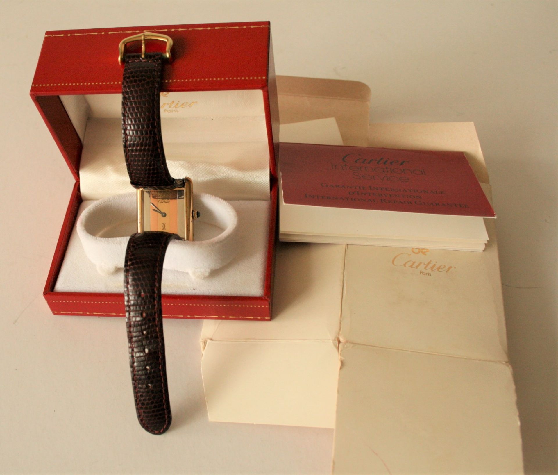 Montre poignet pour femme, MUST de CARTIER, en vermeil, cadran carré aux 3 ors [...]