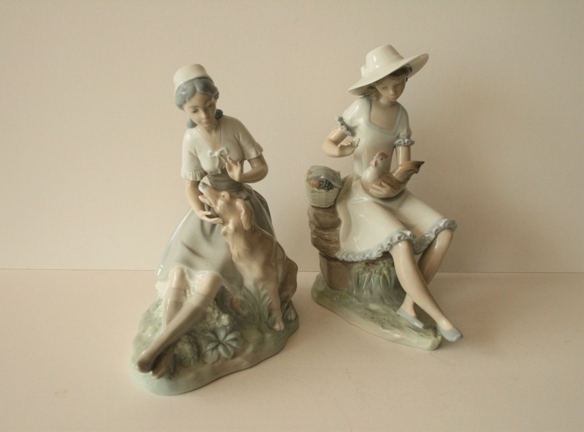 Ensemble de 2 porcelaines de la fabrique espagnole NAO : Fermière et son chien & [...]