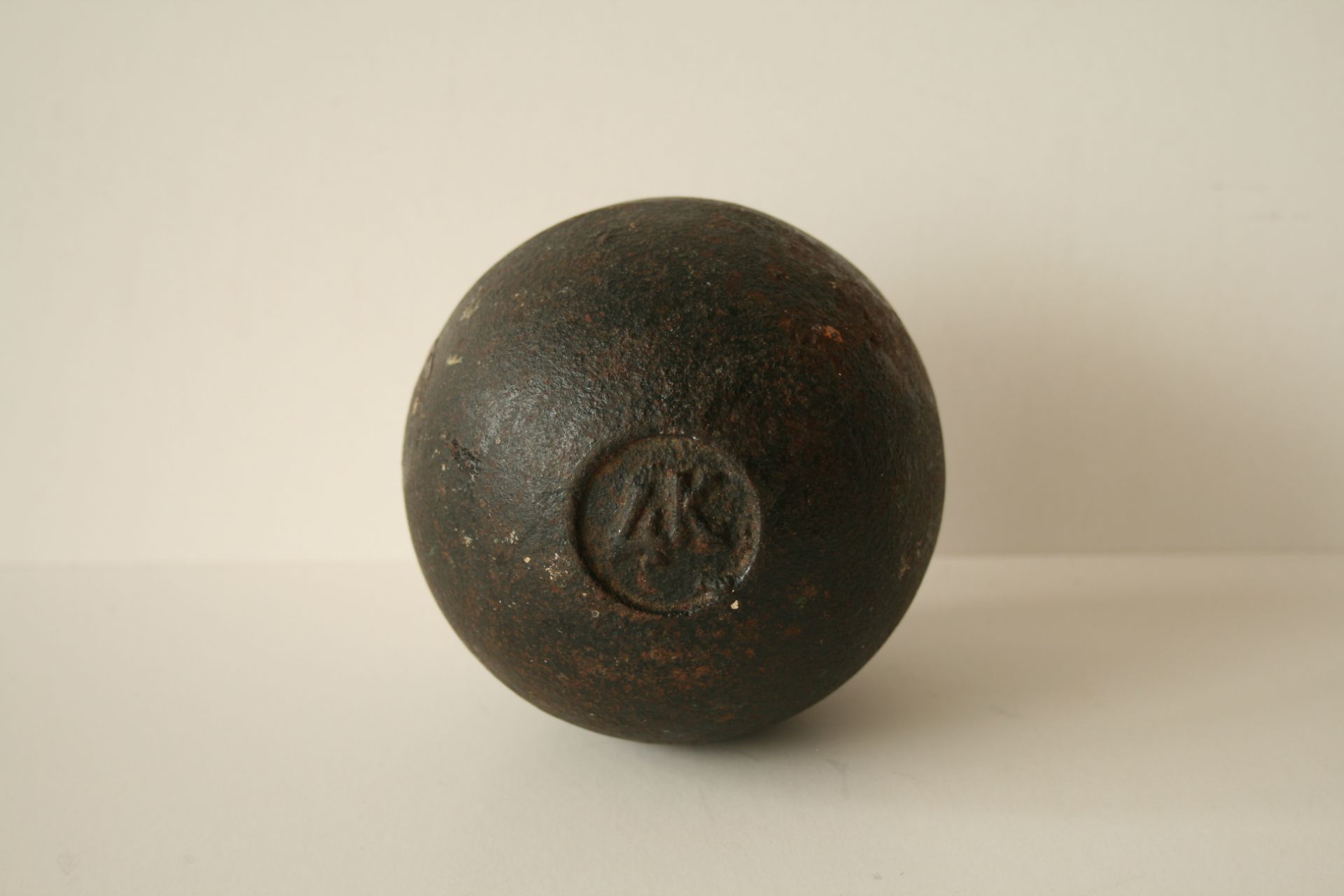 Boulet de canon de 4 Kg en fer d'époque Ier Empire - Cannonball 4 Kg Iron Period Ist [...]