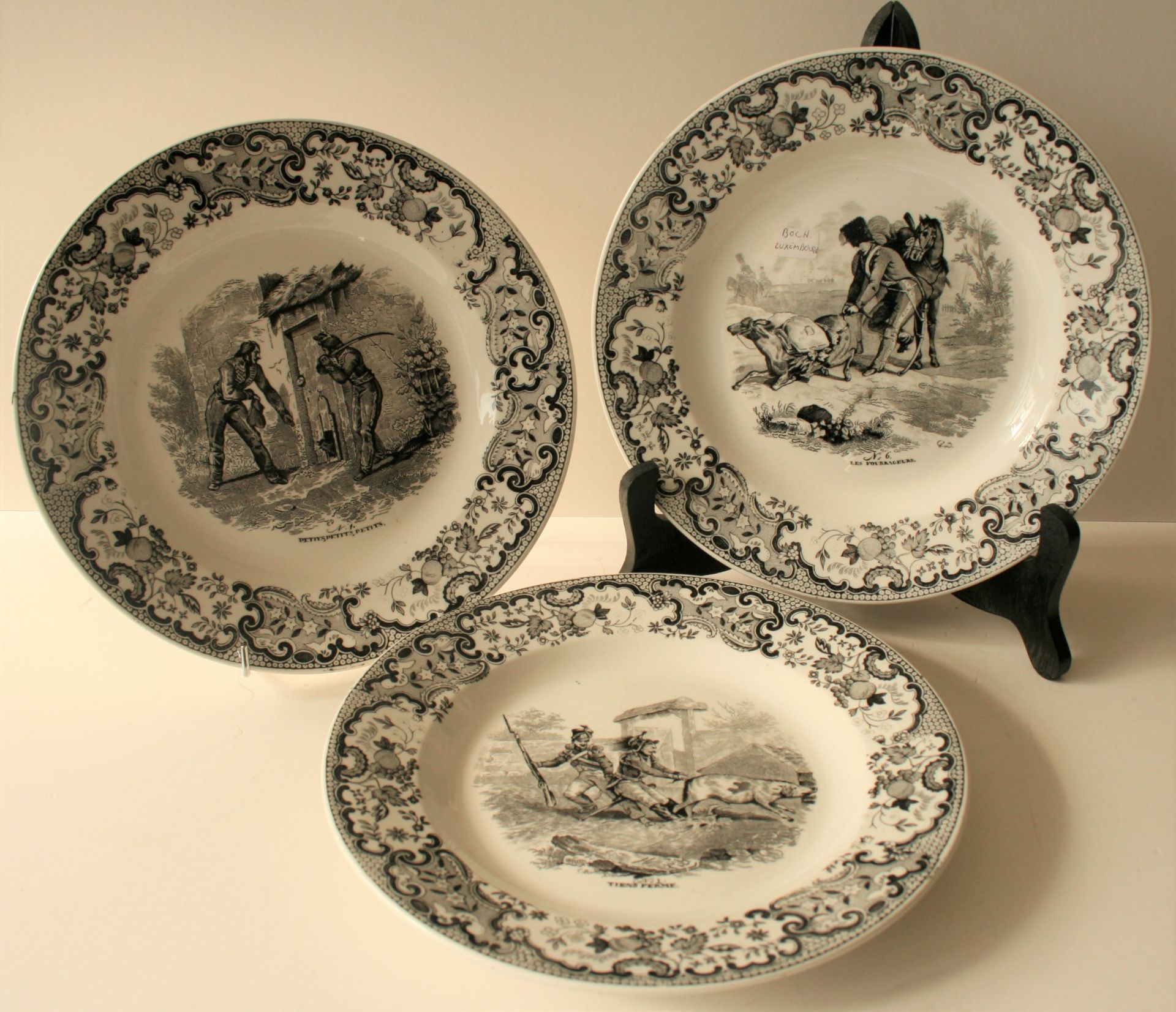 Ensemble de 6 assiettes plates (22,5 cm) BOCH des années 1830 au décor de scènes [...] - Bild 2 aus 2