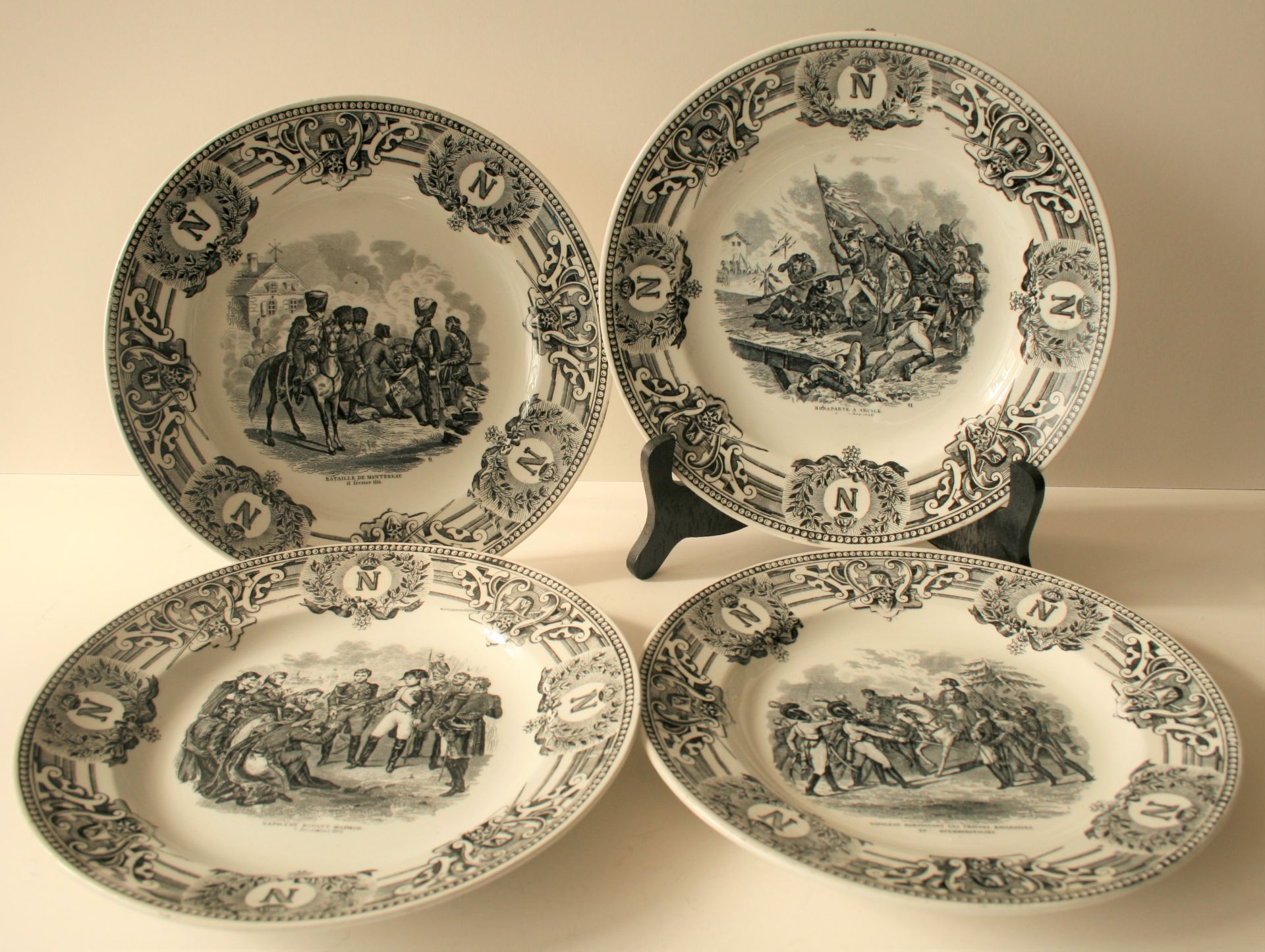 Ensemble de 11 assiettes plates (24 cm) BOCH Belgique Keramis des années 1930 au [...]