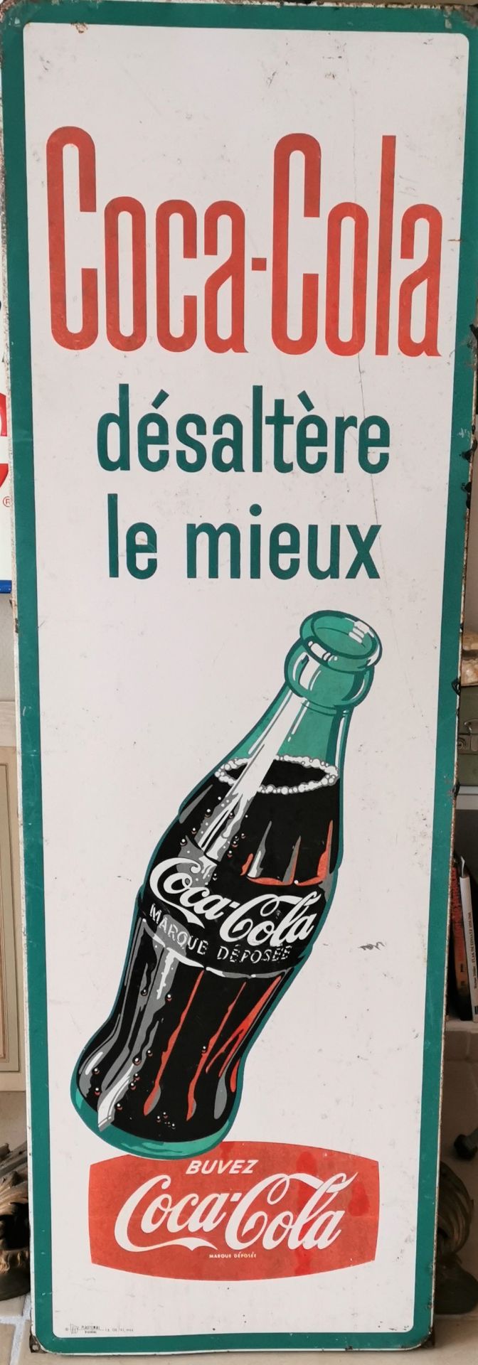 Tôle peinte "Coca-Cola désaltère le mieux", 1964, quelques piqures de rouille, [...]