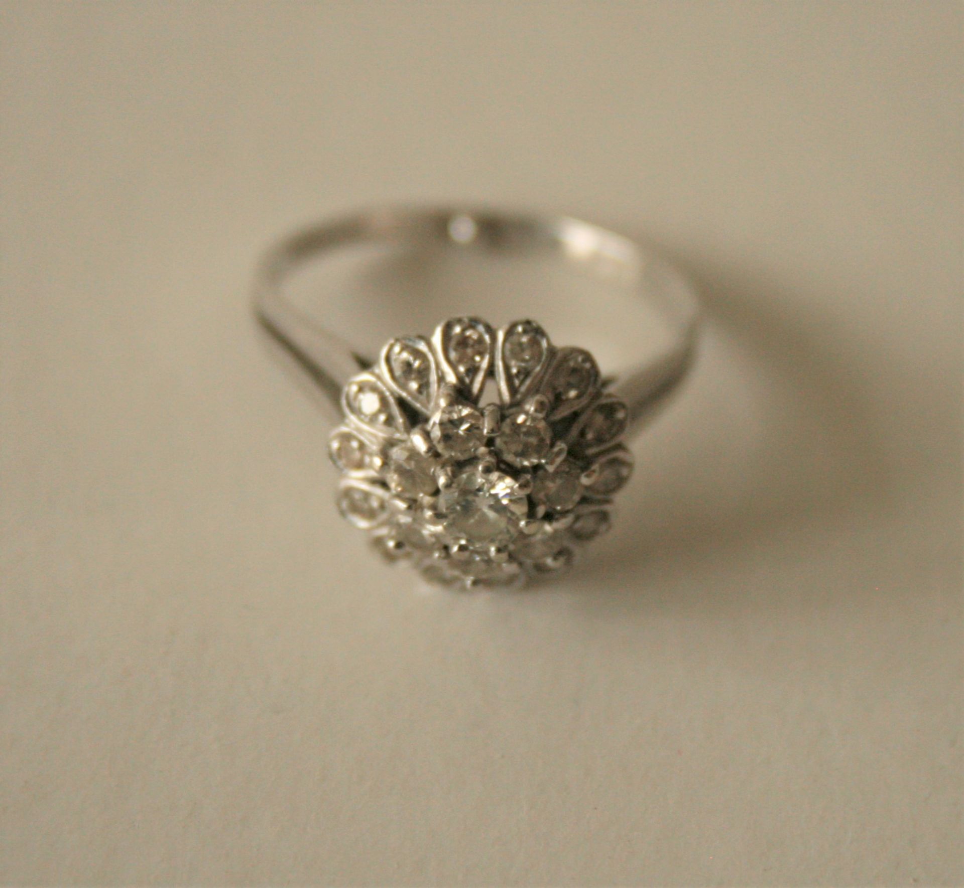 Bague marguerite en or blanc et diamants, solitaire central de 0,2 Ct et 21 brillants [...]