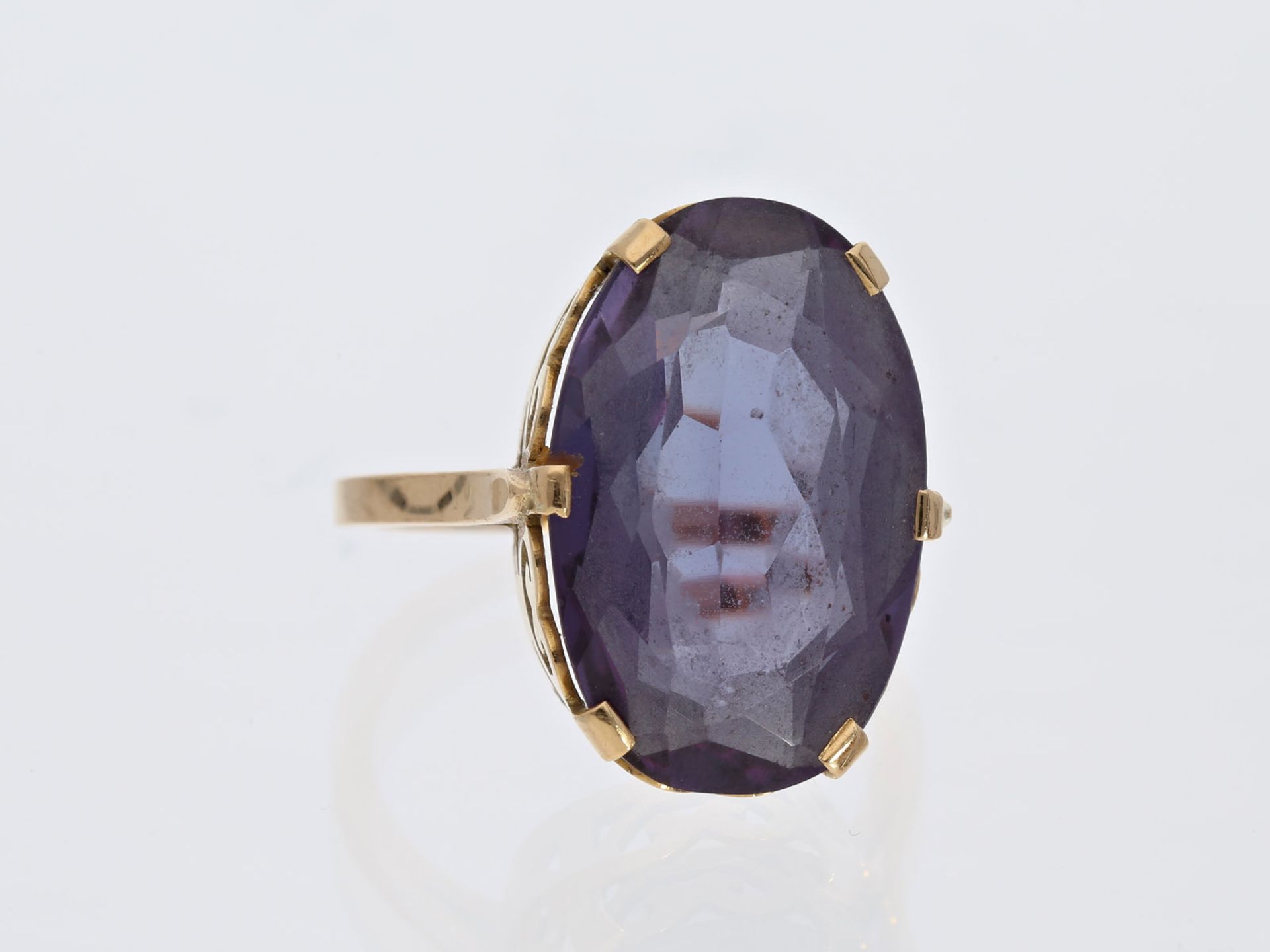 Ring: vintage Goldschmiedering mit großem violetten FarbsteinCa. Ø17mm, RG54, ca. 6,8g, 18K Gold, - Bild 2 aus 2