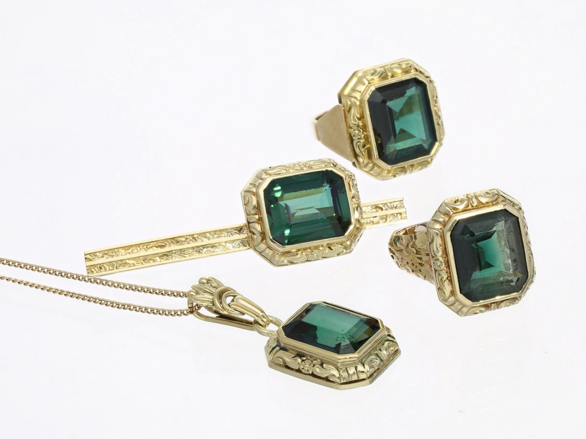 Brosche/Kette/Ring/Anhänger: dekoratives vintage Schmuck-Set mit grünen Farbsteinen, vermutlich