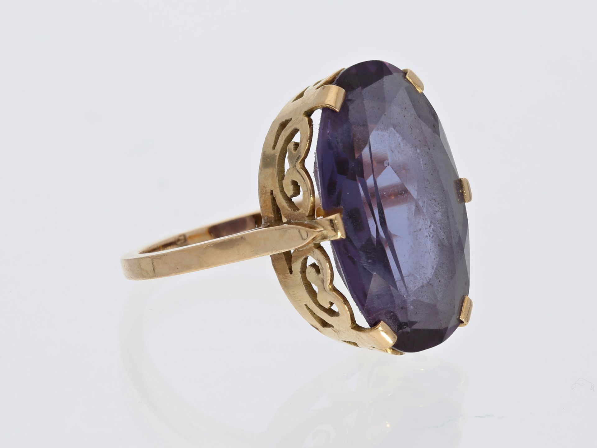 Ring: vintage Goldschmiedering mit großem violetten FarbsteinCa. Ø17mm, RG54, ca. 6,8g, 18K Gold,