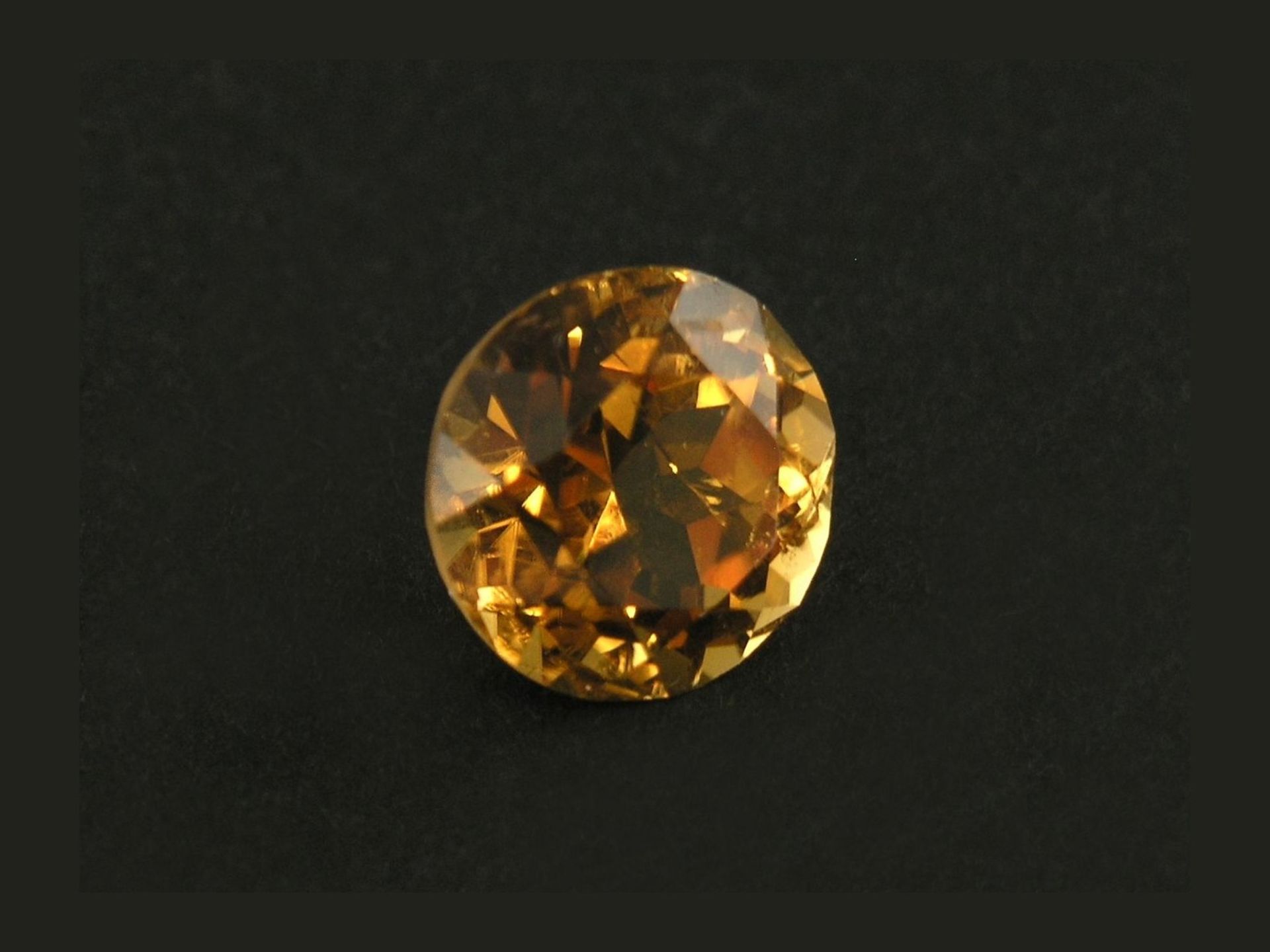 Gelb-orangefarbener Stein, vermutlich Madeira-Citrin von 6,48ctCa. Ø11mm, ca. 6,48ct, natürliche