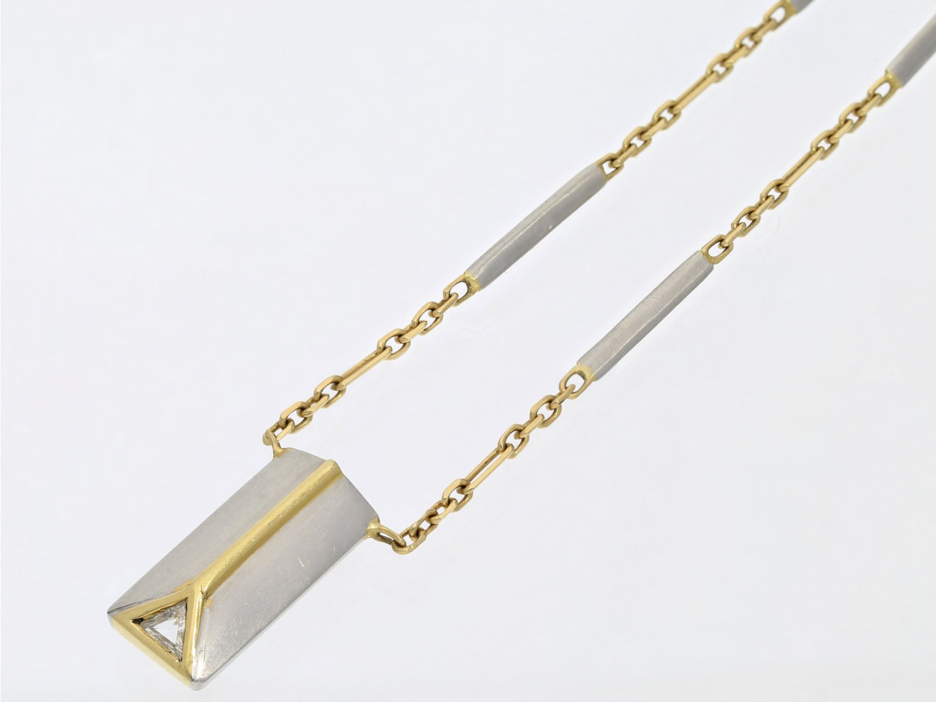 Kette/Collier: feines, modernes Diamant-Collier aus Platin und 18K GoldCa. 40,5cm lang, ca. 9,6g,