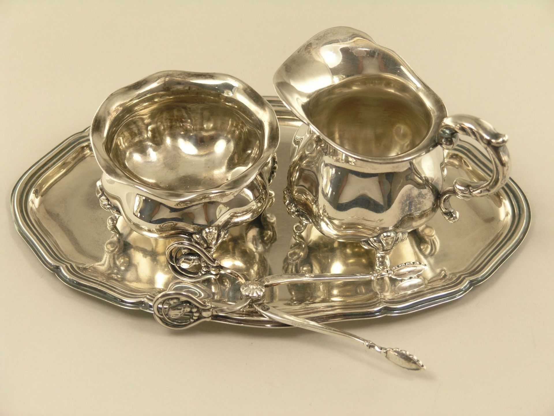 Silber: vintage Sahnegießer und Zuckerschale mit Zuckerzange sowie dazugehöriges TablettTablett