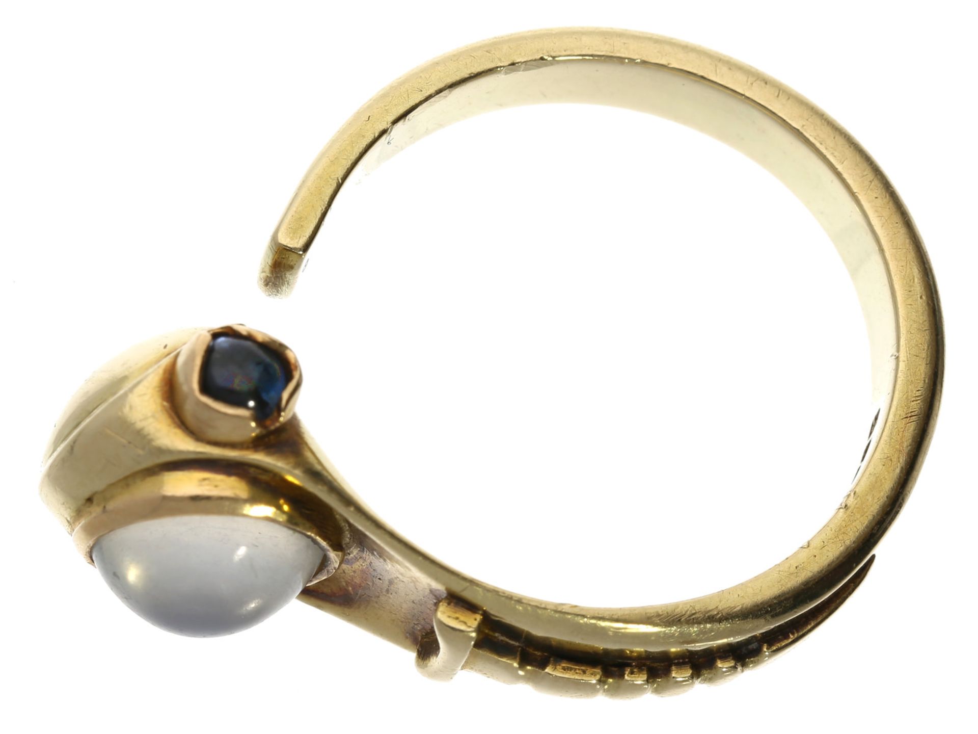 Ring: sehr außergewöhnlicher Goldschmiedering mit Mondstein und SaphirbesatzCa. Ø19,5mm, RG 62, - Bild 2 aus 2