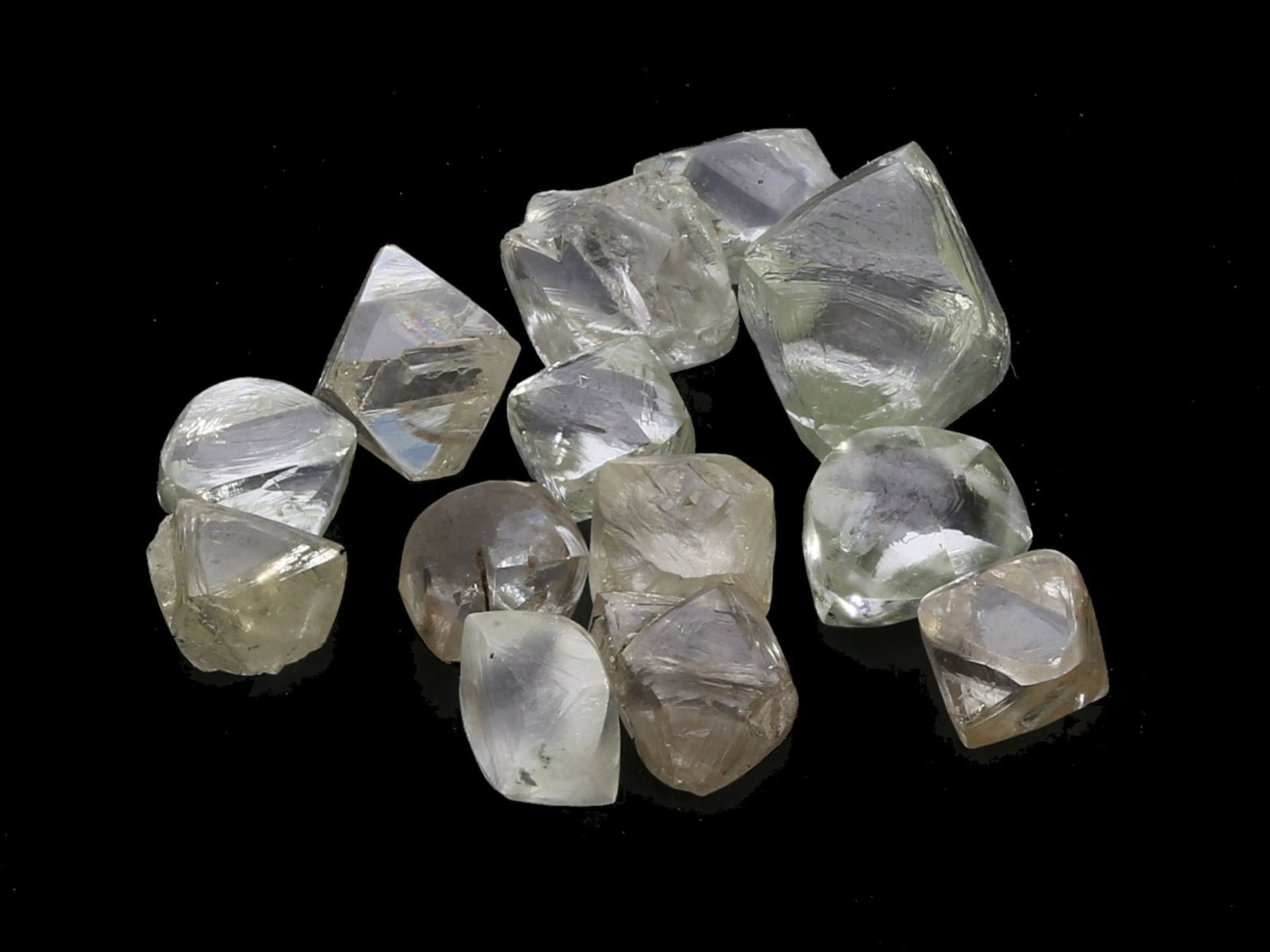 Steine: Konvolut von Diamanten im "First-Cut", ca. 6ct13 Diamanten im ersten Grobschliff