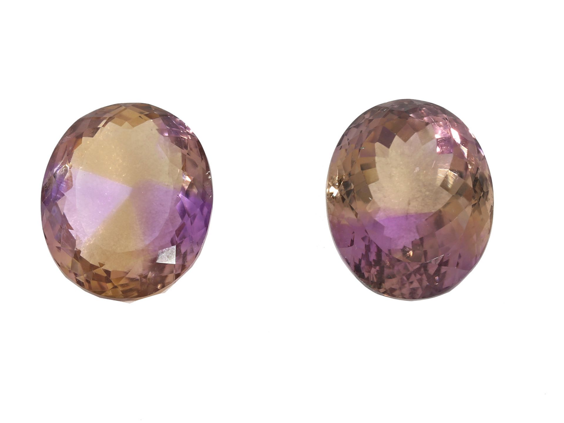 Ametrin: Paar gleich großer Ametrine von zusammen 40,4ct1. ca. 18,3 × 15 × 11,8mm, 2. ca. 18,6 ×