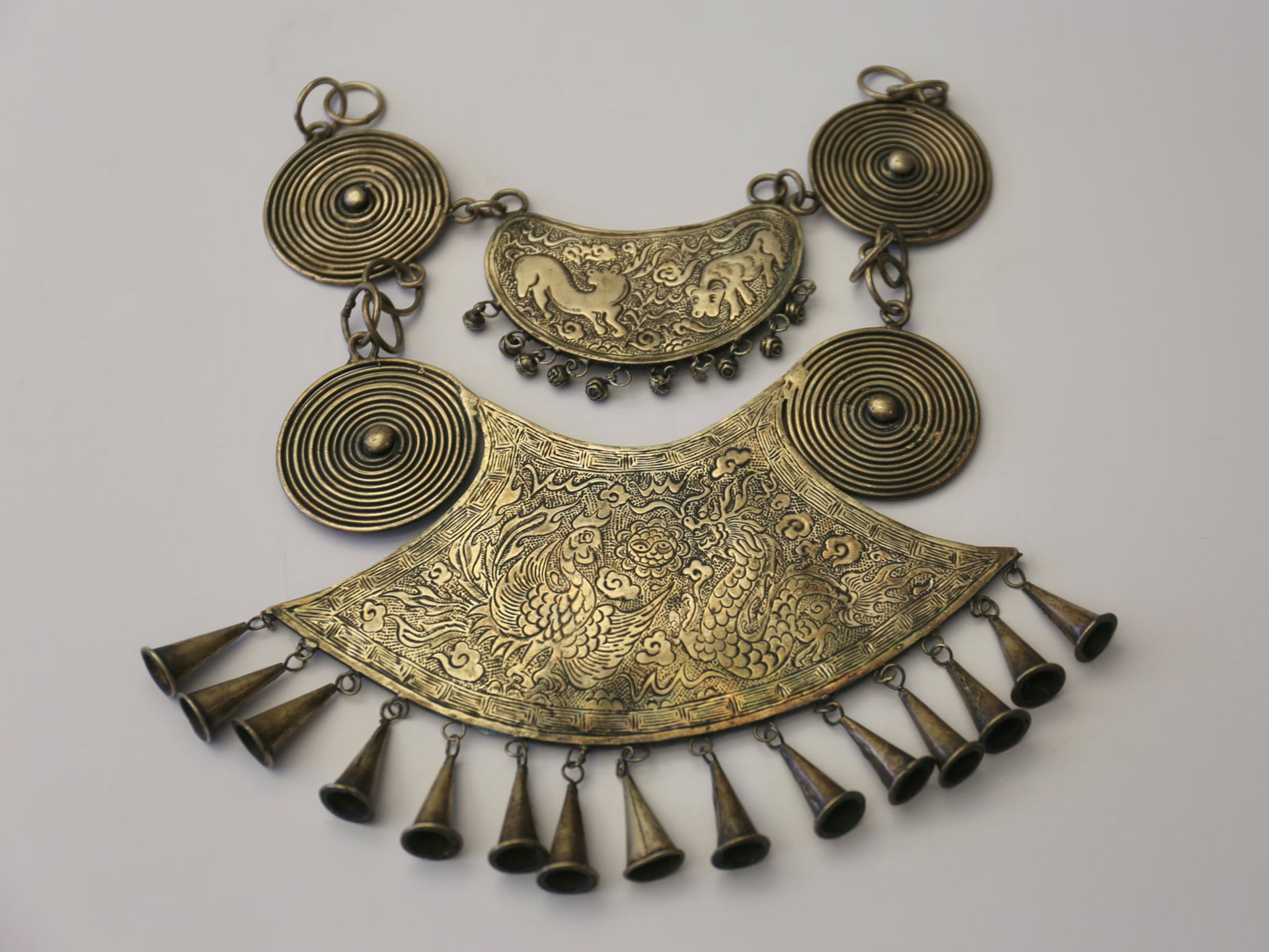 Kette/Collier/Anhänger: vermutlich antiker, asiatischer Körperschmuck/Brustschmuck, massiv SilberCa.