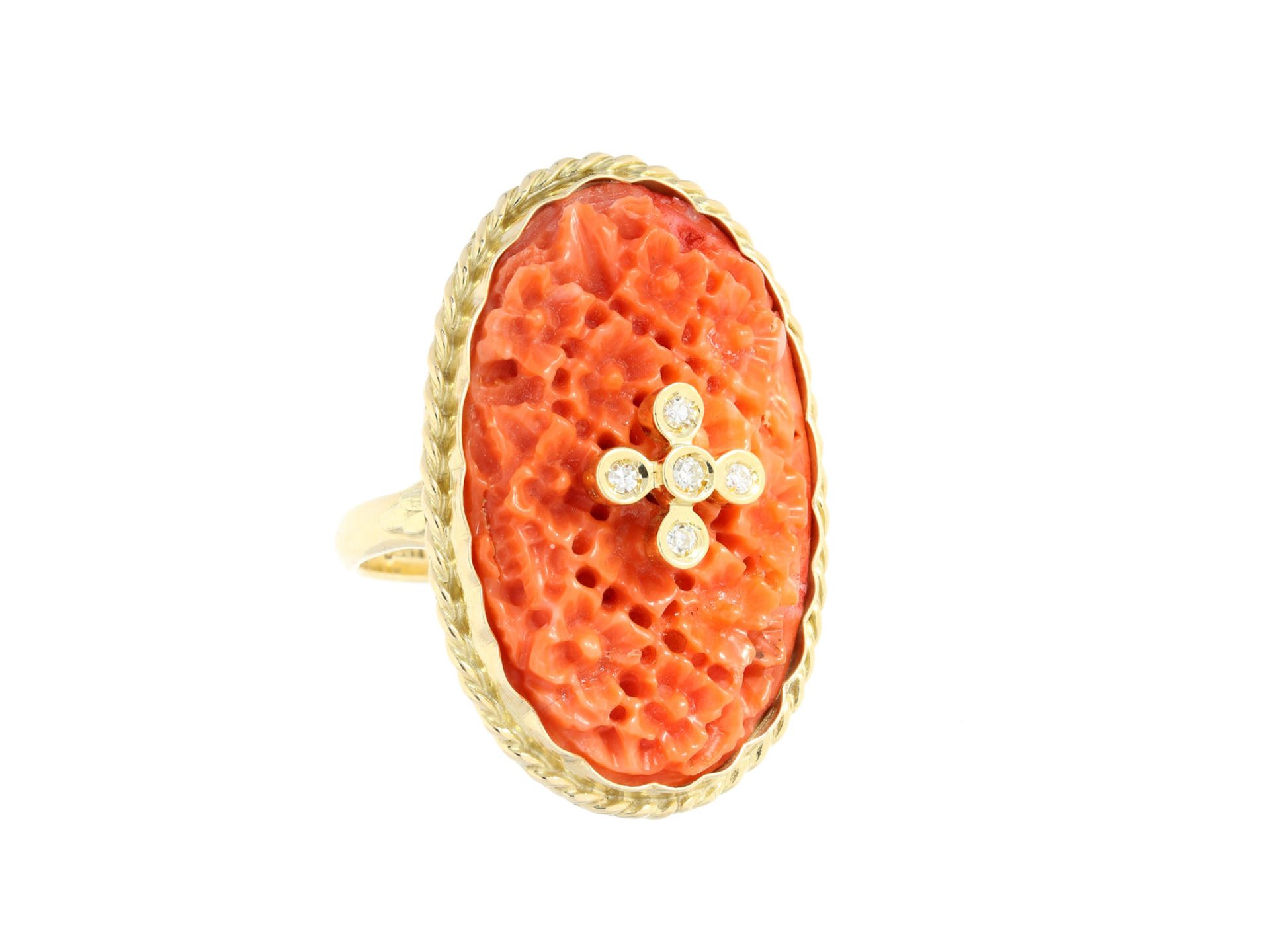 Ring: schwerer unikater vintage Damenring mit geschnittener Koralle und Diamanten,