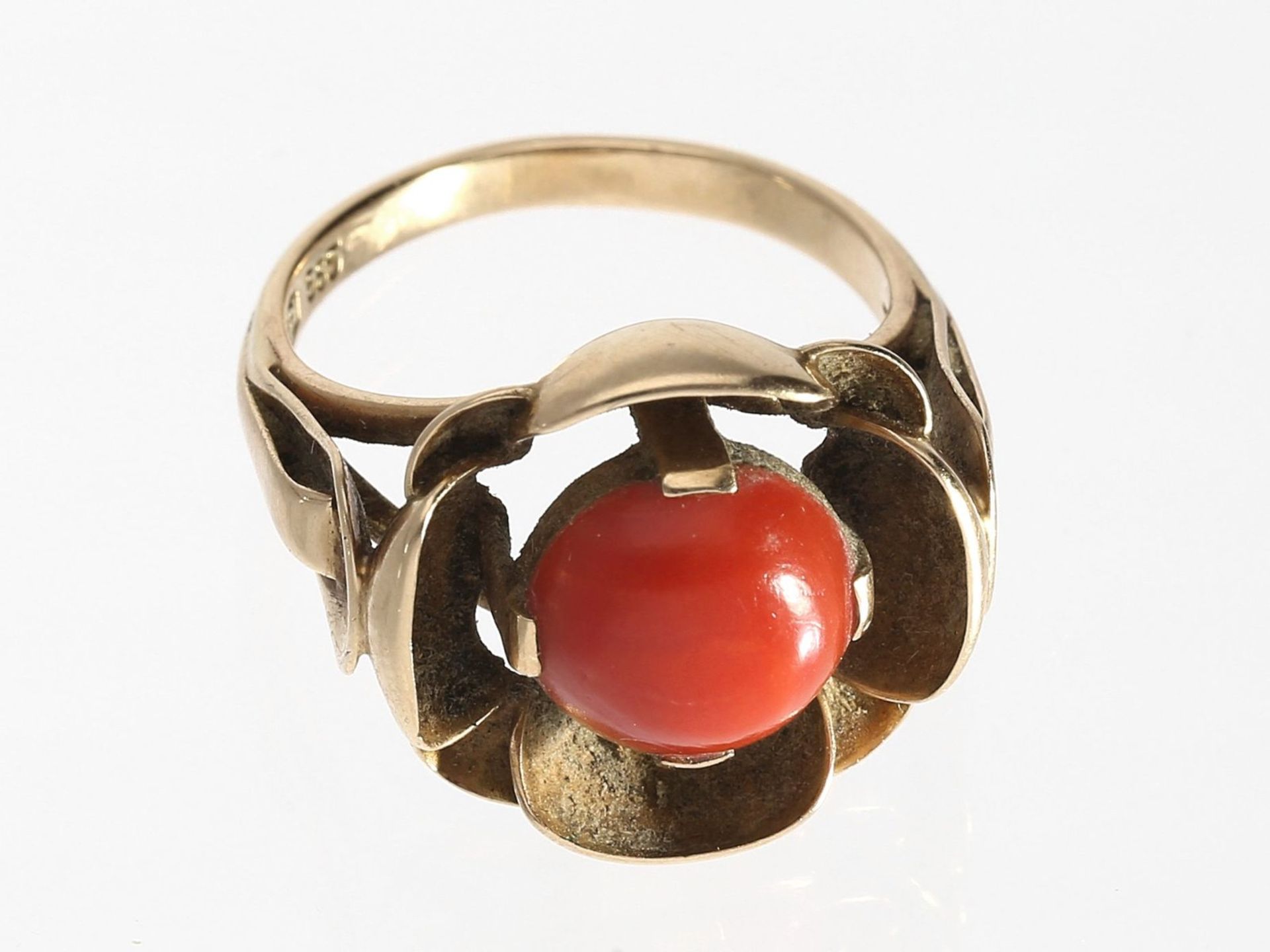 Ring: vintage Goldschmiedering mit schöner, dunkelroter KoralleCa. Ø17,5mm, RG55, ca. 5,5g, 14K