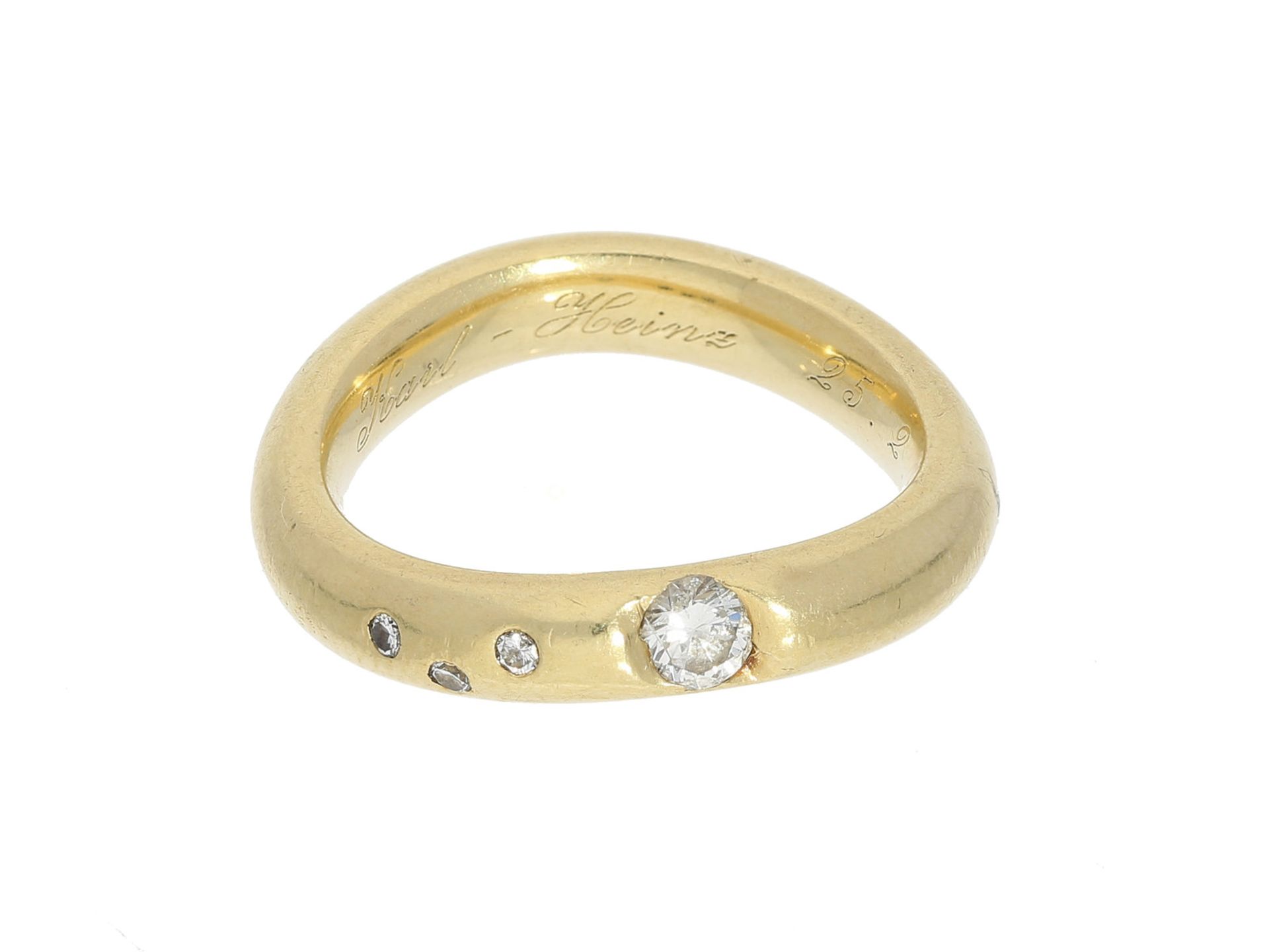 Ring: massive Goldschmiedearbeit aus 14K Gold mit BrillantbesatzCa. Ø17mm, RG53, ca. 7,3g, 14K Gold,