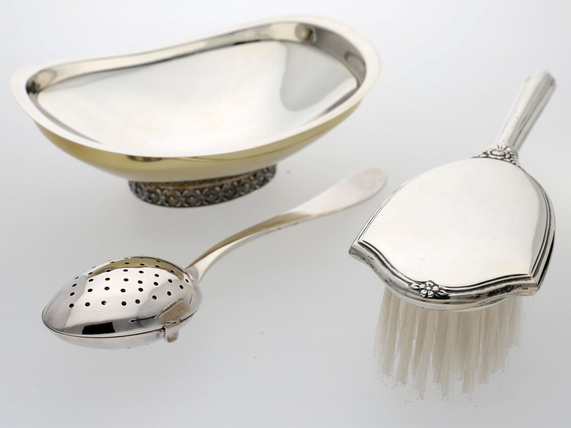 Silber: Konvolut einer Silberschale/Bürste und versilbertes TeesiebDekoratives Schälchen ca. 12,2 - Bild 2 aus 2