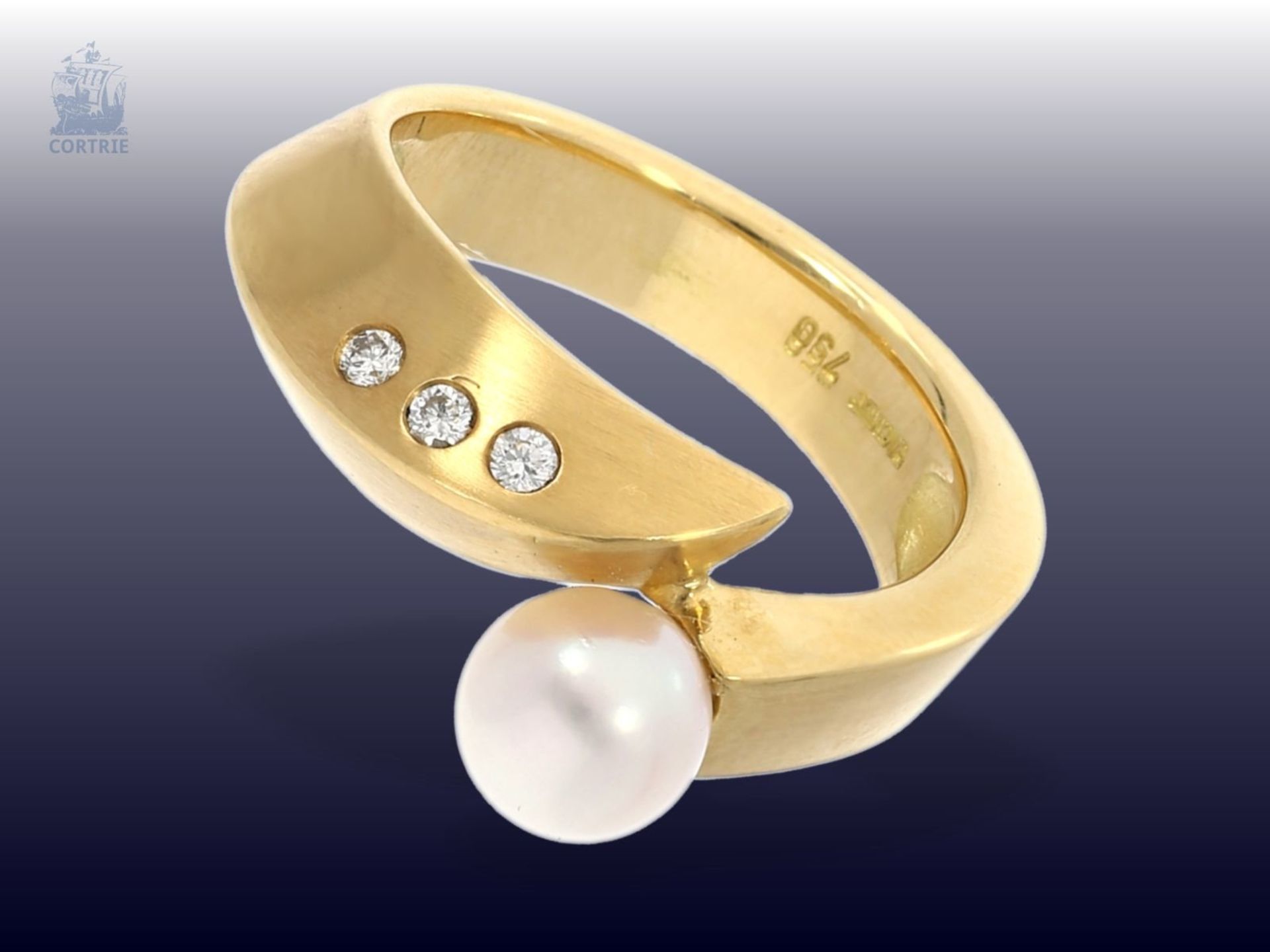 Ring: moderner und neuwertiger Goldschmiedering mit feiner Zuchtperle und kleinen Brillanten,