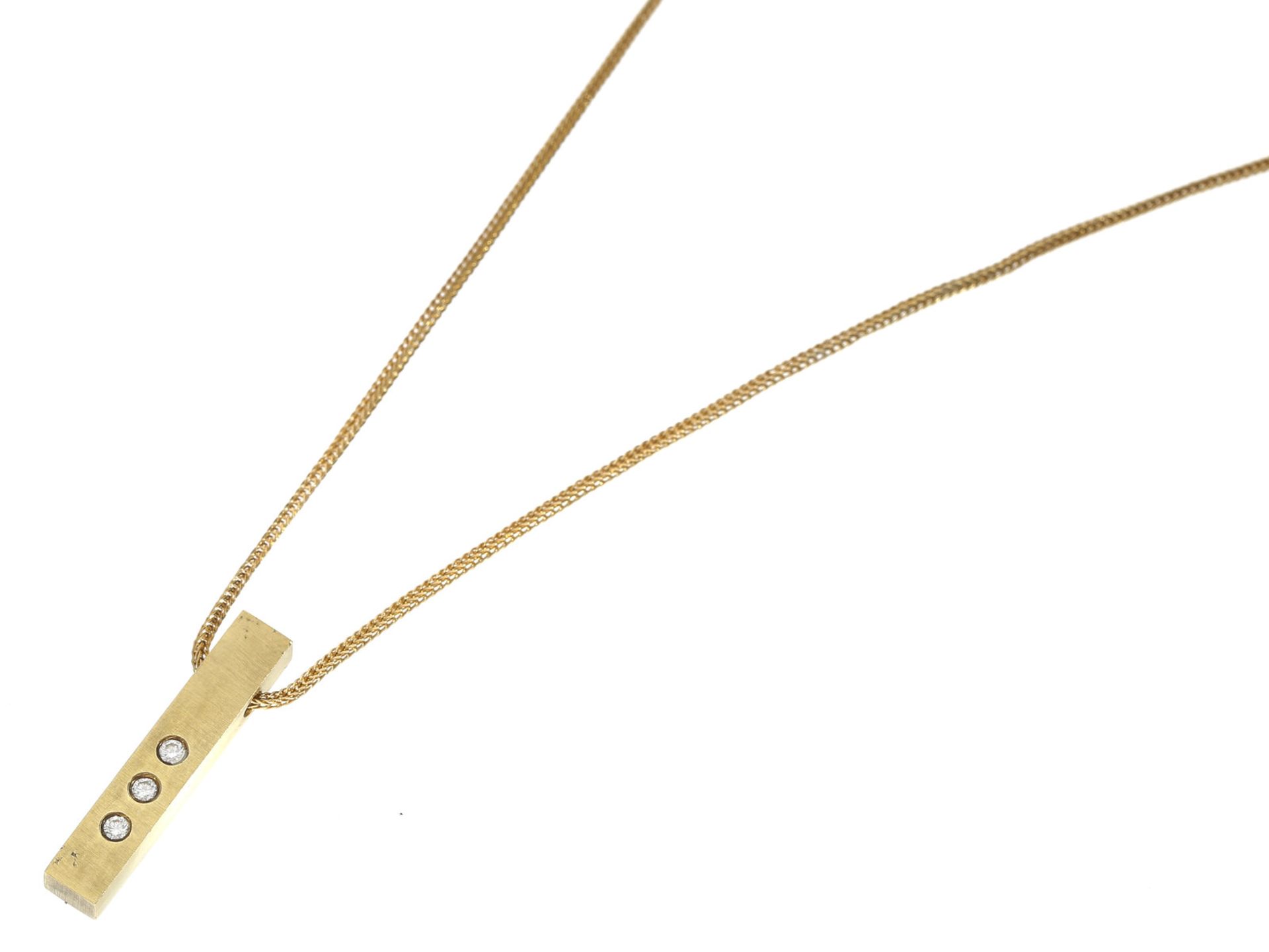 Kette/Collier: feine Collierkette mit massivem Brillant-Goldschmiedeanhänger, neuwertigCa. 43cm