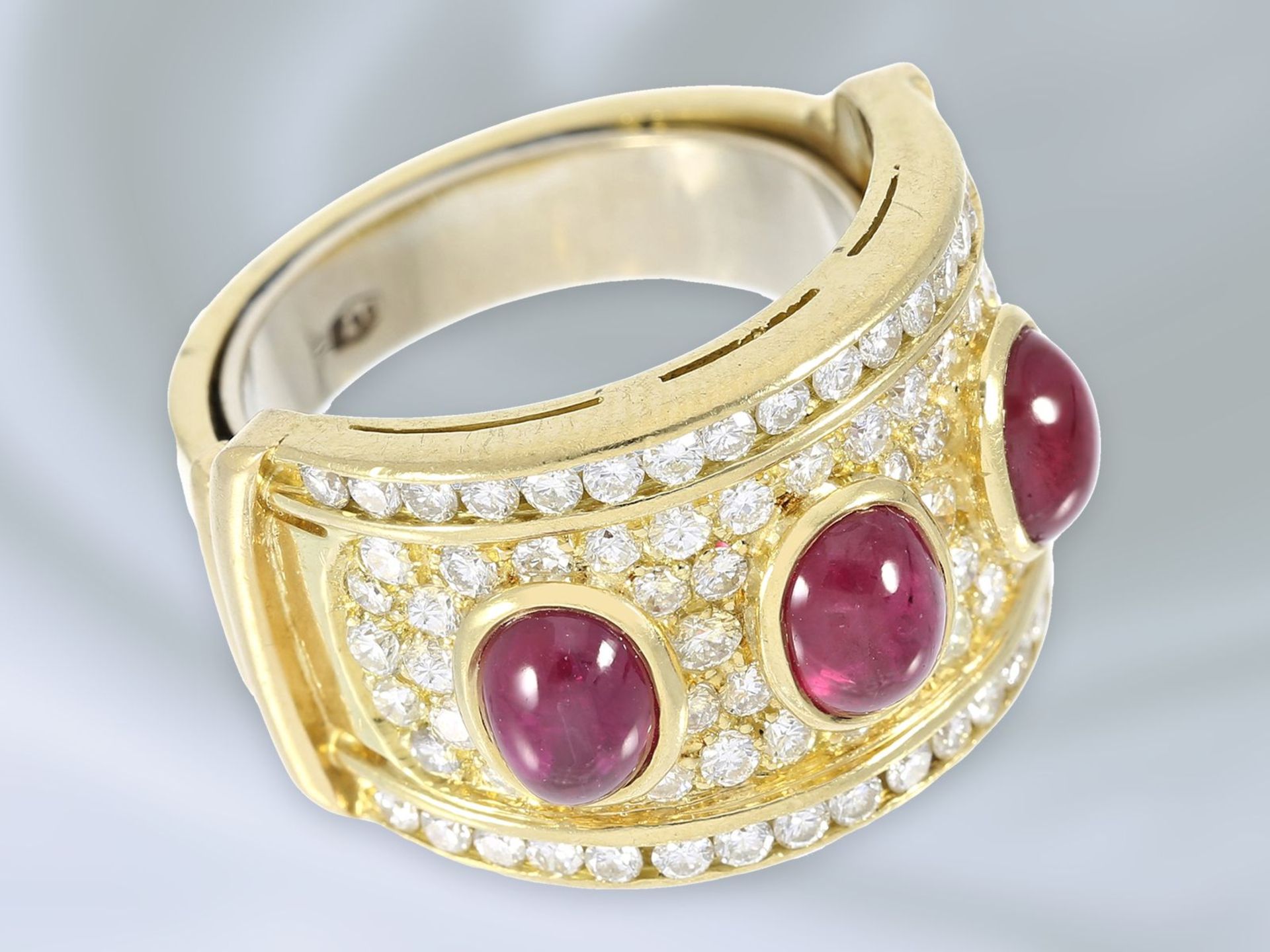 Ring: besonders breiter und geschmackvoller Rubin/Brillant-Goldschmiedering, ca. 4,76ct, - Bild 2 aus 4
