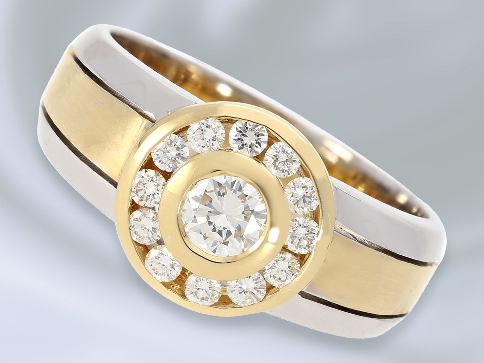 Ring: attraktiver und interessant gefertigter Bicolor Goldschmiedering mit feinsten Brillanten, 0,