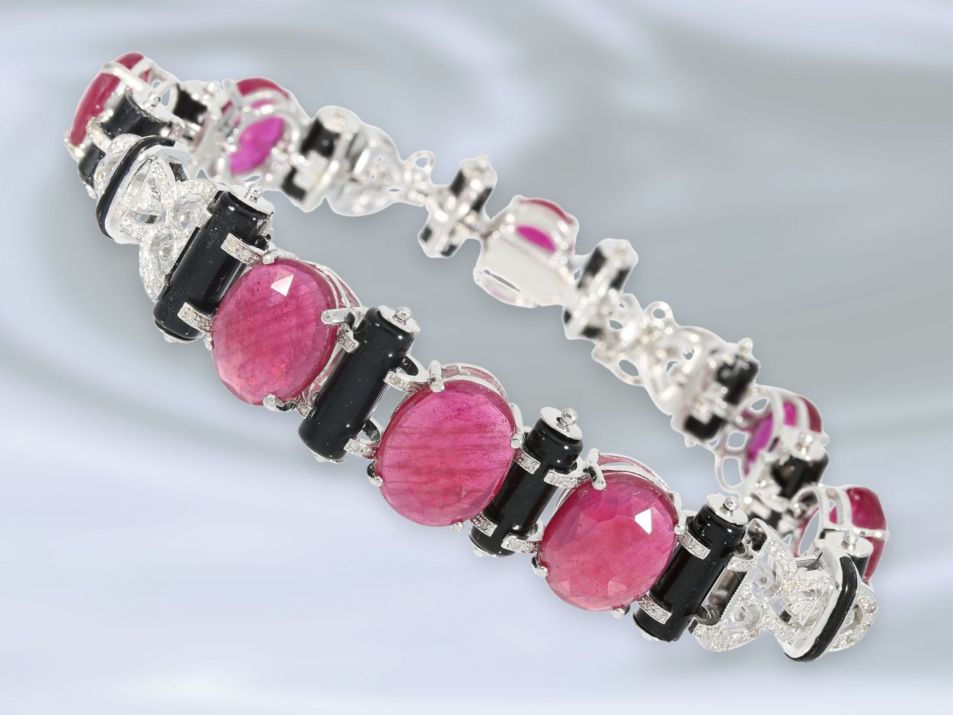 Armband: außergewöhnliches, dekoratives Designer-Armband im Stil des Art déco, reicher Diamant-/