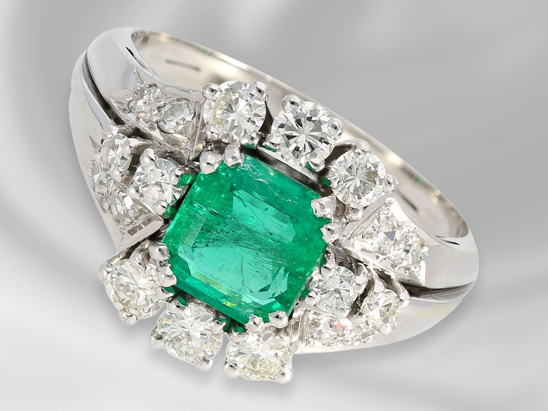 Ring: dekorativer vintage Goldschmiedering mit sehr schönem Smaragd sowie Brillanten/Diamanten,