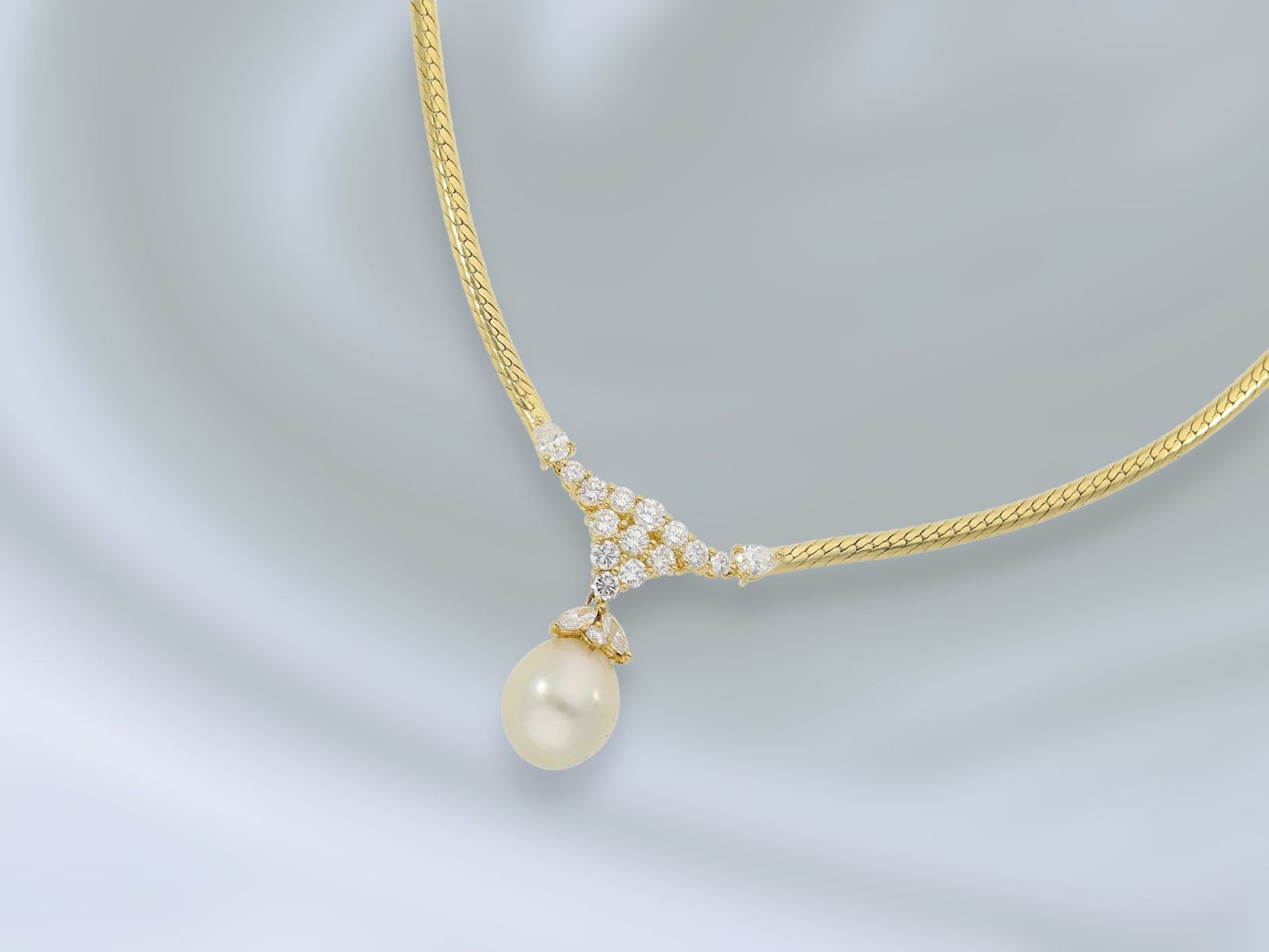 Kette/Collier: besonders edles und geschmackvolles Damencollier mit seltener, großer Perle und