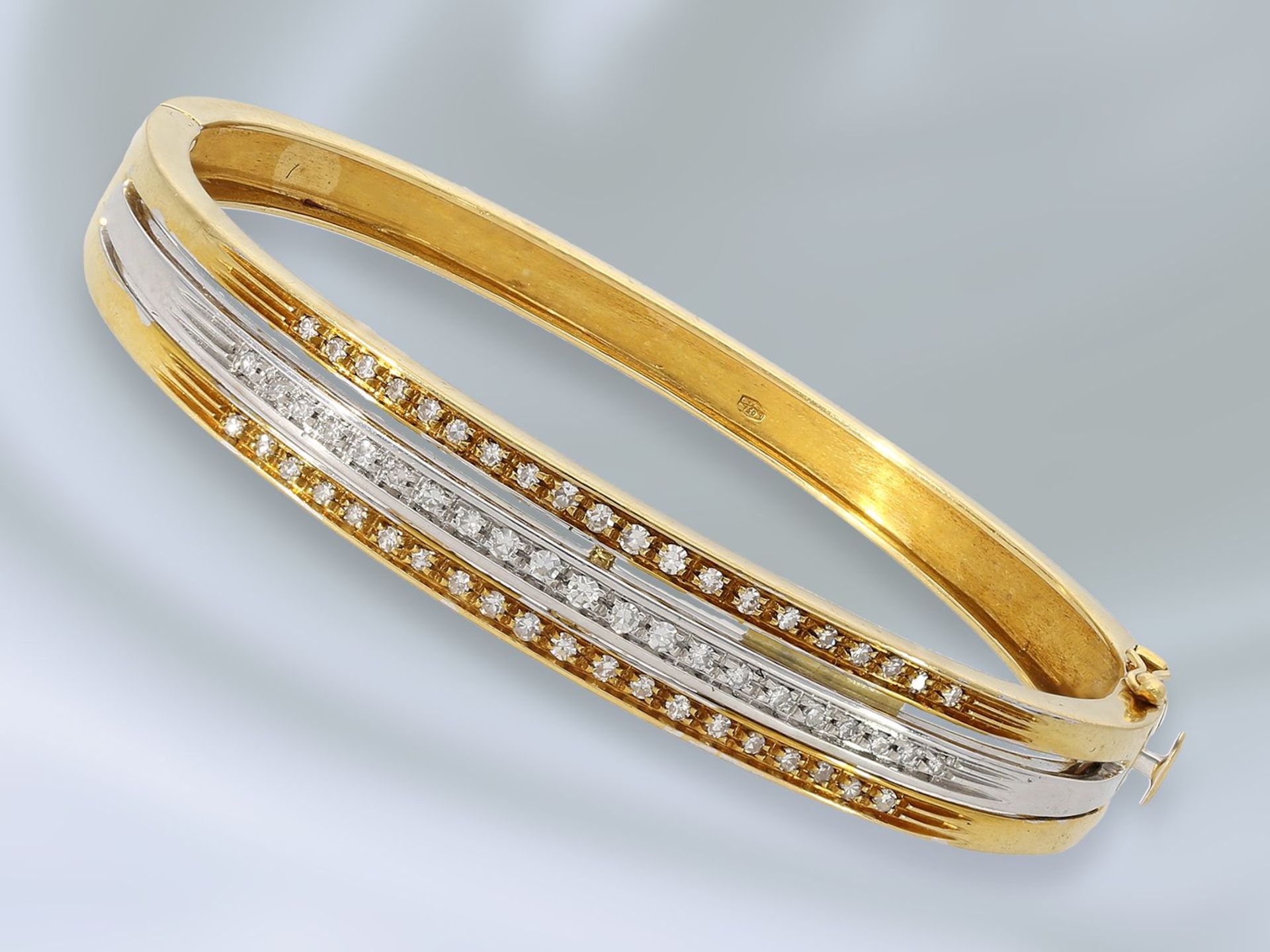 Armreif: dekorativer vintage Armreif mit Diamantbesatz, ca. 0,7ct, massive Goldschmiedearbeit aus